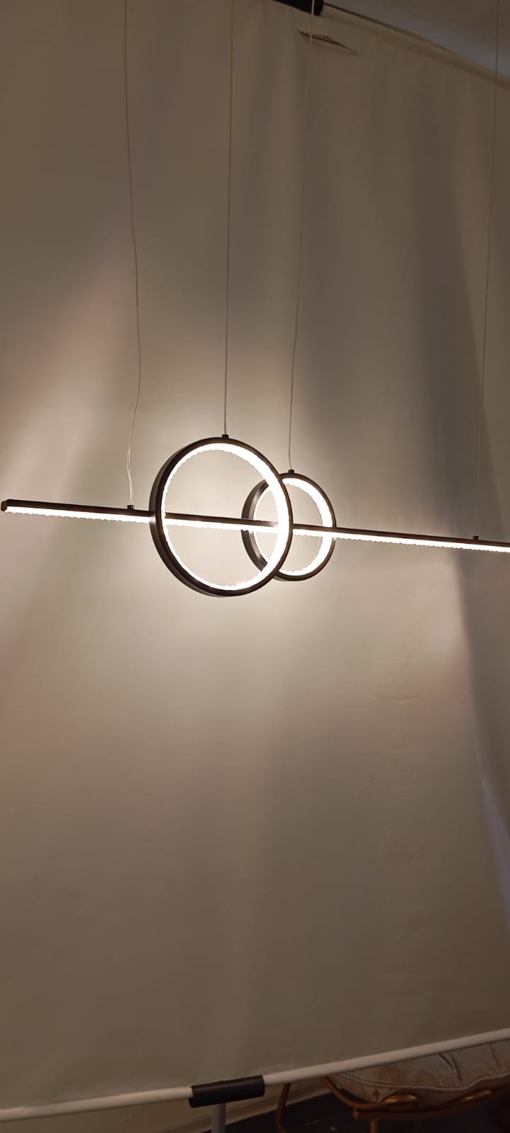 Luminária pendente de teto LED 3000k dourada modelo Udders, design moderno para sala de jantar ou estar, da marca Sindora.